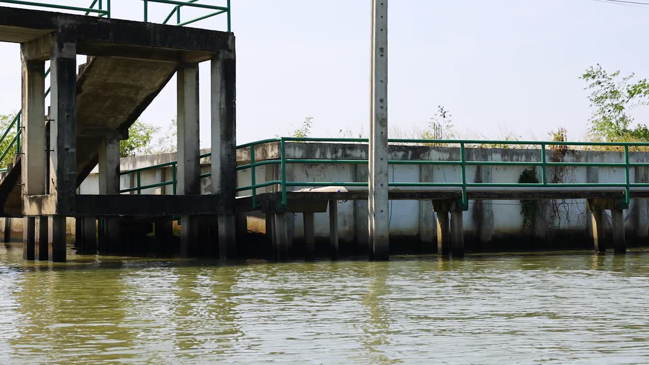 강변 시장 구조물 의 경치적 인 전망