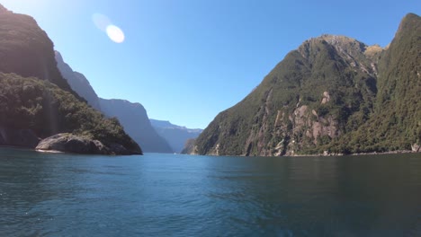 navegando por milford sound en nueva zelanda