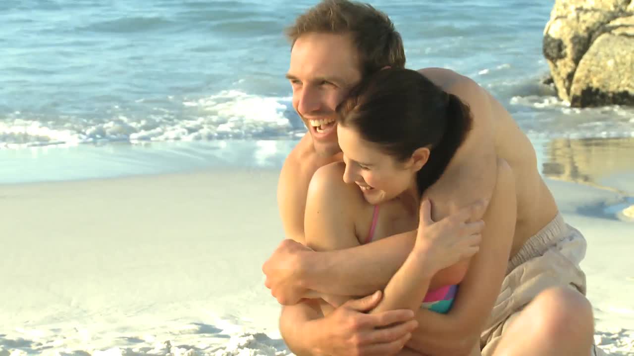 un hombre encantador abrazando a su esposa.