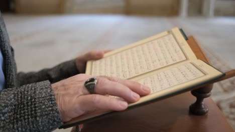 Hände-Und-Arabischer-Koran