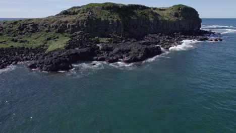 Meereswellen,-Die-Auf-Cook-Island-Aquatic-Reserve-In-Der-Nähe-Von-Fingal-Head-In-New-South-Wales,-Australien,-Zusammenstoßen