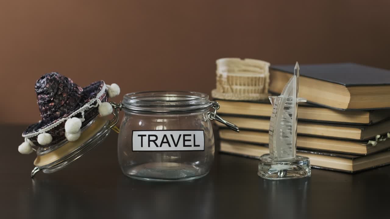 hombre tratando de ahorrar algo de dinero para viajar