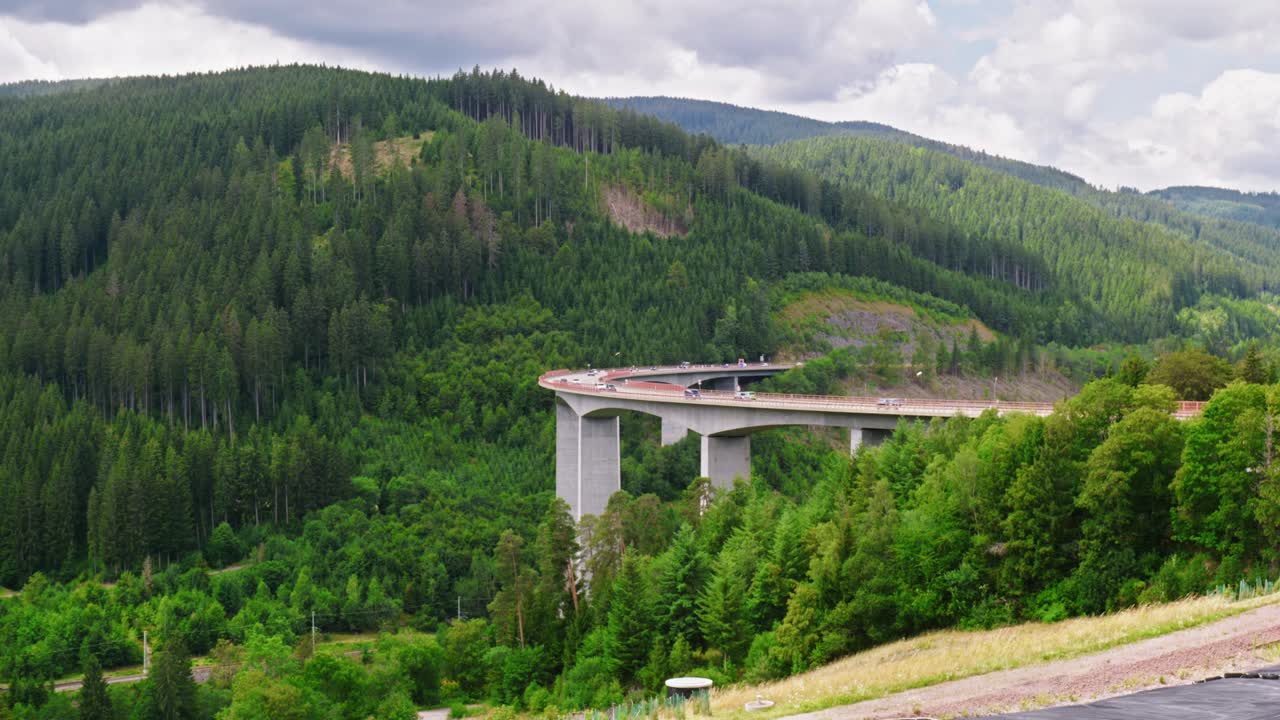 배경 에 자동차 가 있는 산악 풍경 다리