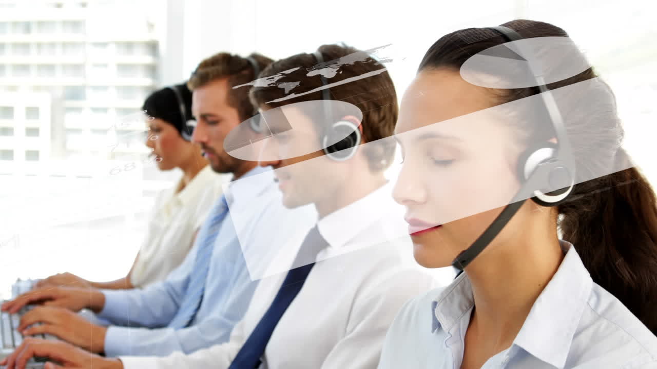 스마트 폰을 사용하는 사업가 여성에 대한 데이터 처리 애니메이션