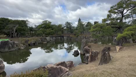 Día-Nublado-Sobre-El-Estanque-De-Los-Jardines-Ninomaru-En-El-Castillo-De-Nijo,-Kyoto,-Japón