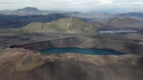 paisaje volcánico islandés con lago de cráter