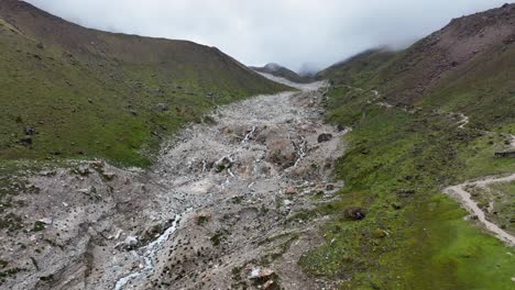 Vista-Aérea-De-Drones-En-La-Parte-Superior-De-Salkantay-Trek-Desde-Cusco-A-Machu-Picchu-En-Los-Andes-Peruanos-Durante-Una-Mañana-Soleada-Y-Nublada,-Perú,-América-Del-Sur,-El-Camino-En-Salkantay-Trek,-Perú