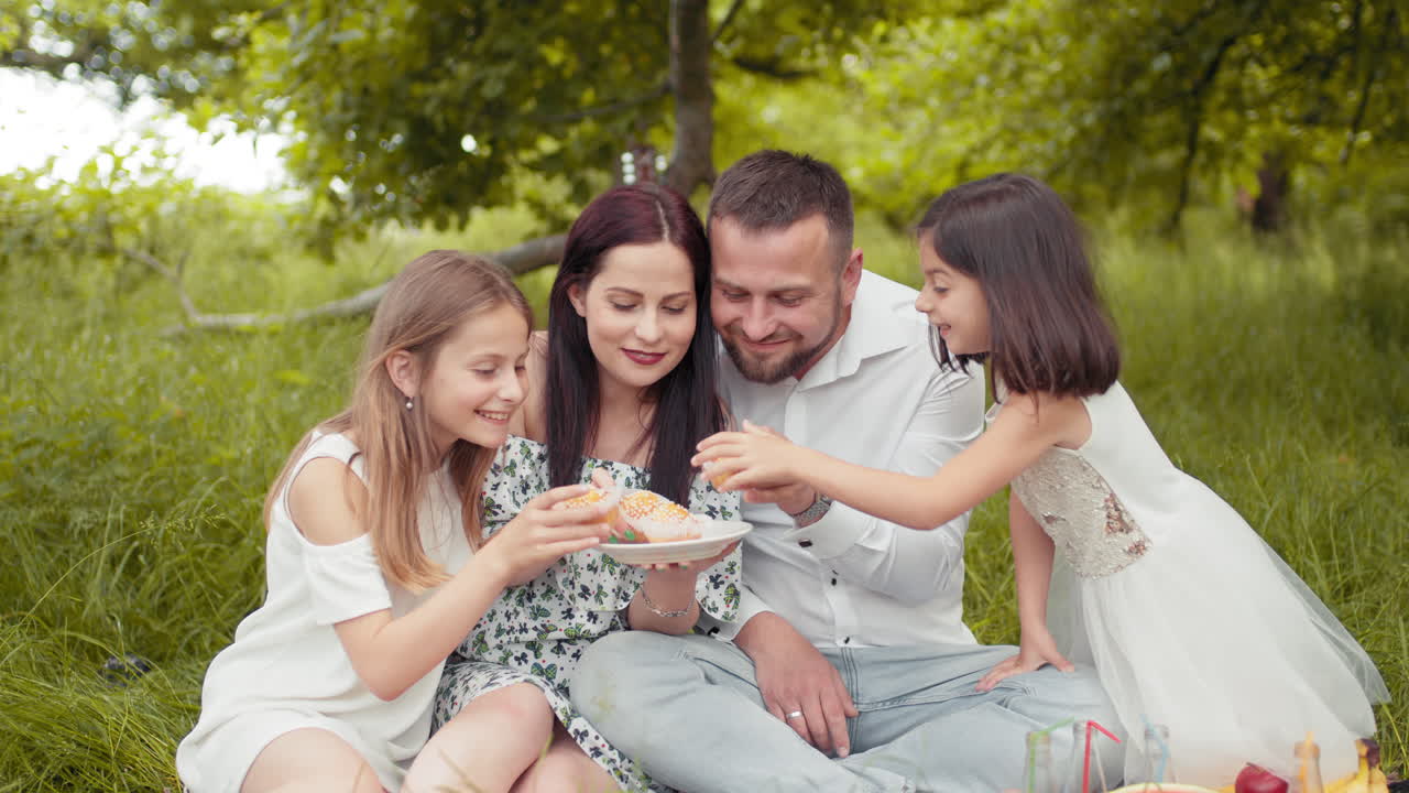 공원에서 행복한 가족 피크닉