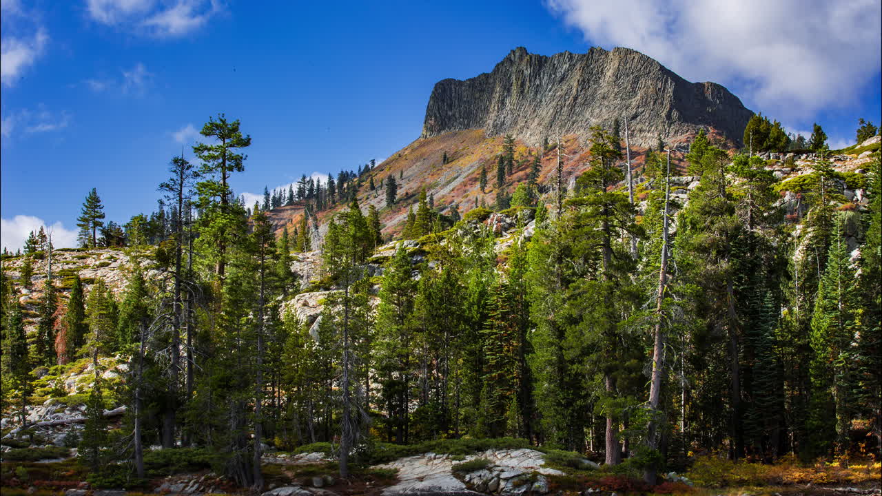 Time lapse di una bellissima montagna rocciosa nella California settentrionale