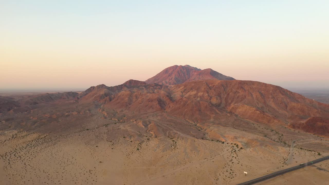 cerro del centinela desde una vista amplia desde laguna salada y carretera de peaje tecate mexicali, baja california méxico