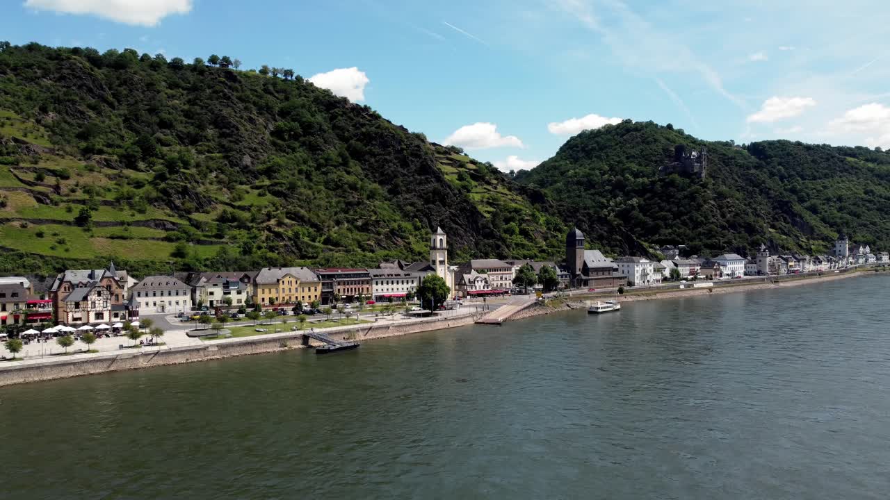 라인 강 계곡과 중세 성, 오래된 건물, 자연 숲이 우거진 고산 언덕을 포함한 오래된 건축물의 공중 비행 드론 샷, 추적