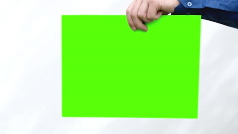 una mano humana sosteniendo una pantalla verde. video de bucle