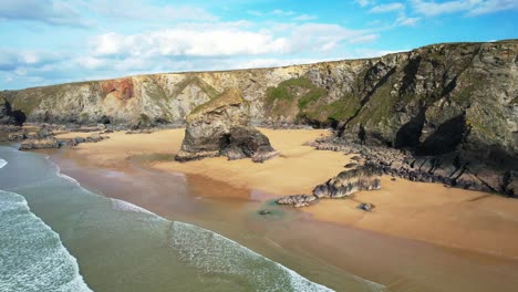 Bedruthan-Steps-Mit-Goldenem-Sand-Entlang-Der-Küste-Von-Cornwall-An-Einem-Sommertag