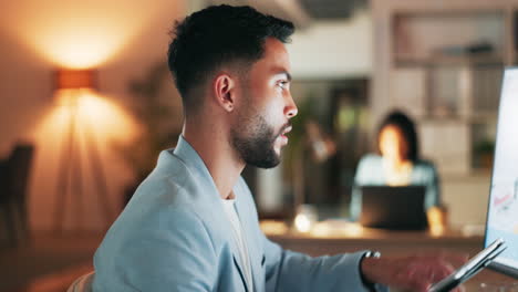 Mann,-Tablet-Und-Büro-In-Der-Nacht-Für-Analysen