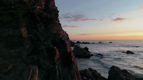 formaciones rocosas y paisajes marinos al atardecer en portugal