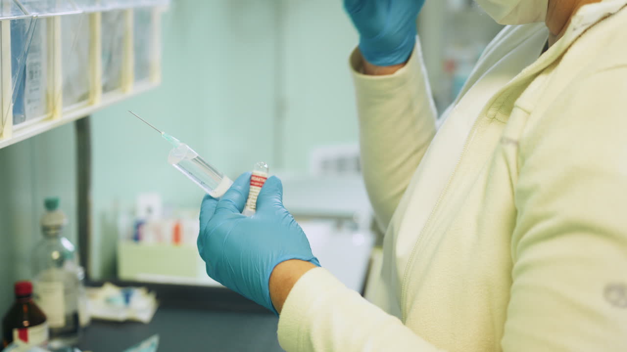 enfermera preparando la inyección