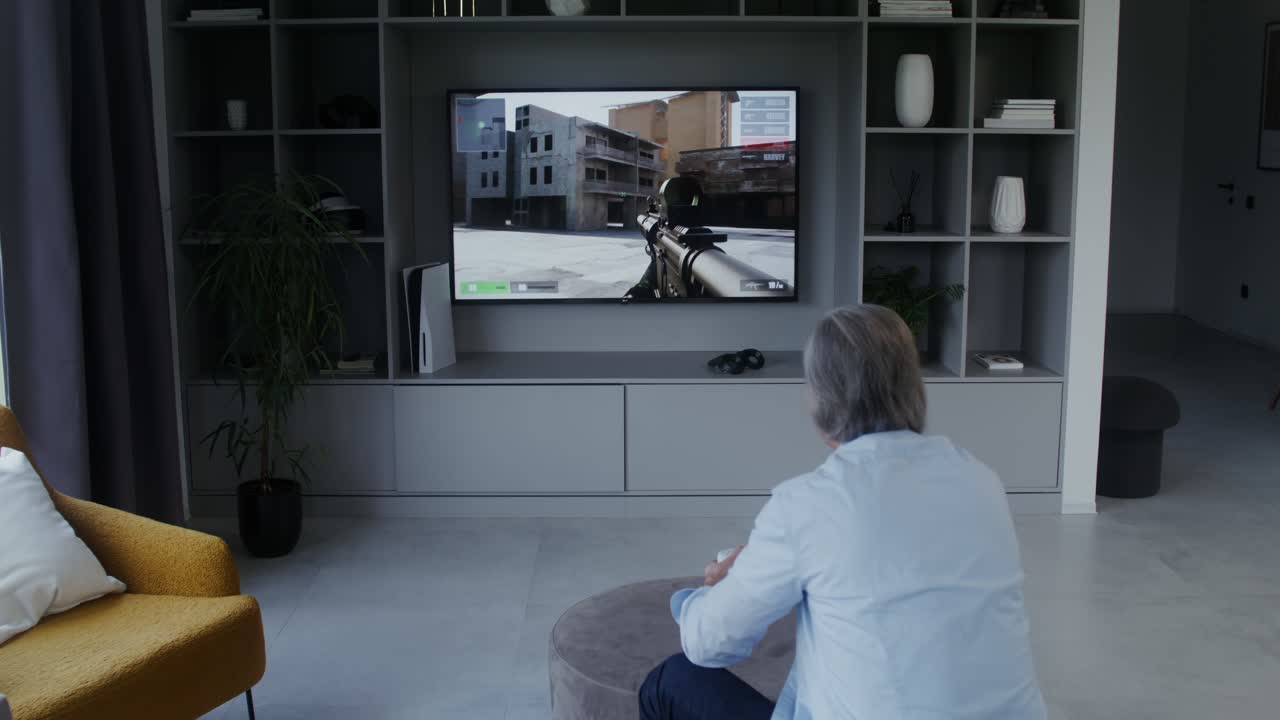 Persona che gioca a un gioco su una console