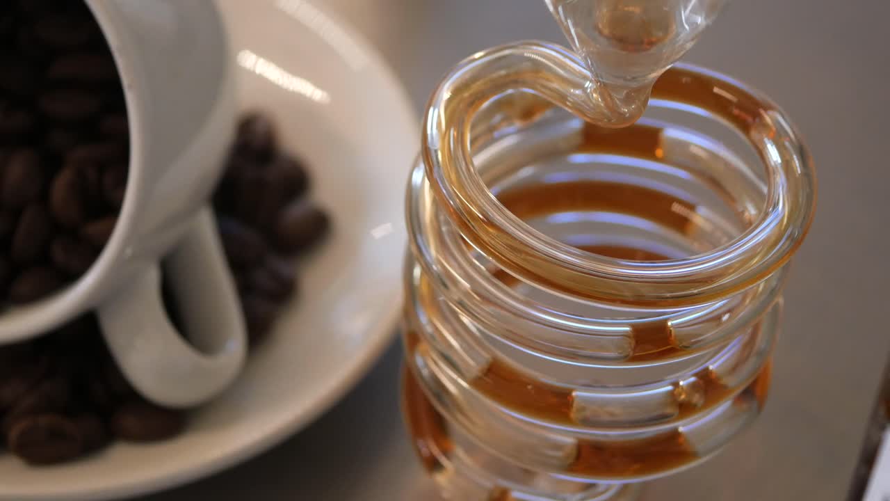 Versare il caffè con un dripper in vetro a spirale