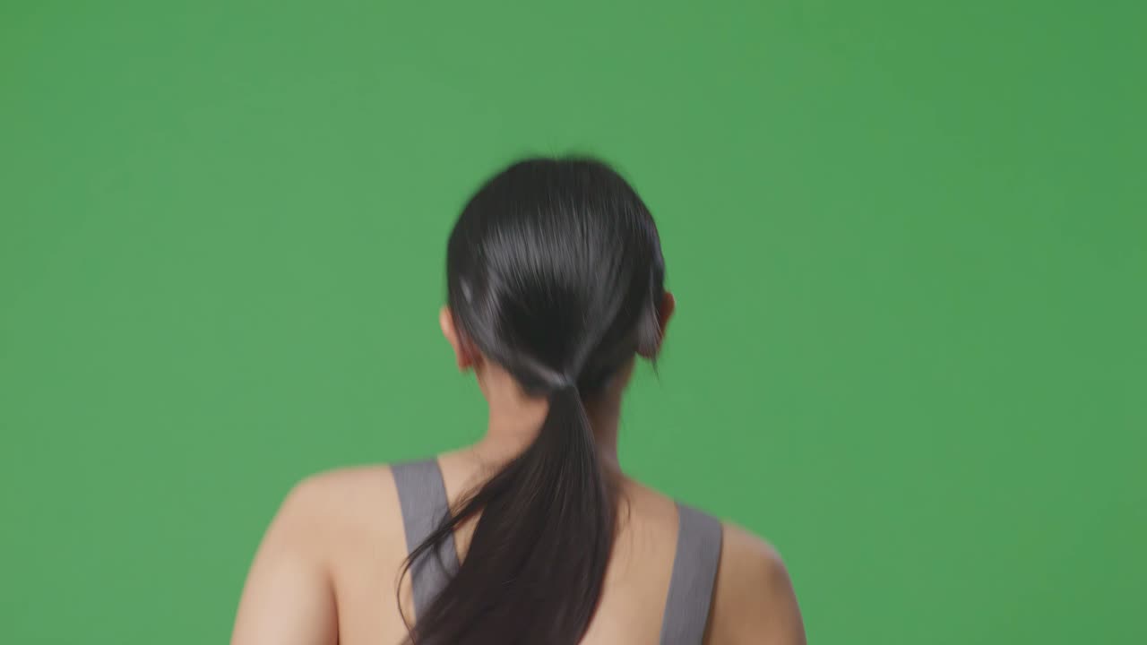 회색 스포츠 브래지어를 입은 여성, 뒷면, 녹색 화면