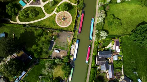 Drone-descend-rotate-above-grand-union-canal,-stoke-bruerne