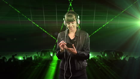 animación de una feliz mujer caucásica con teléfono inteligente y auriculares sobre láseres verdes.