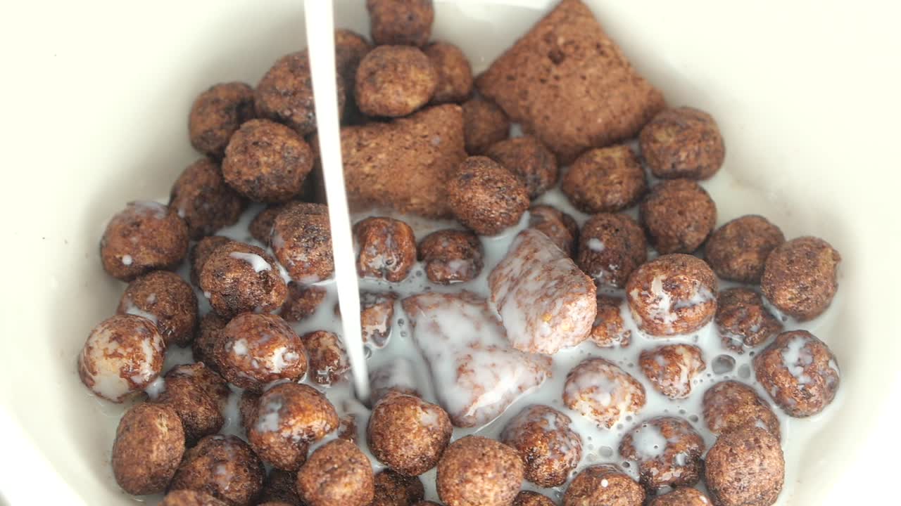 우유와 함께 초콜릿 시리얼