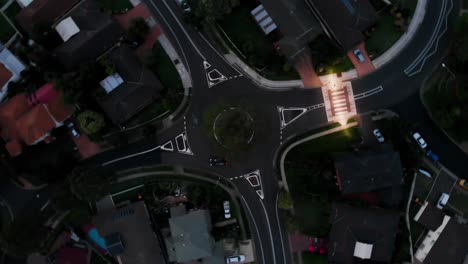 toma aérea giratoria de una rotonda por la noche con autos pasando