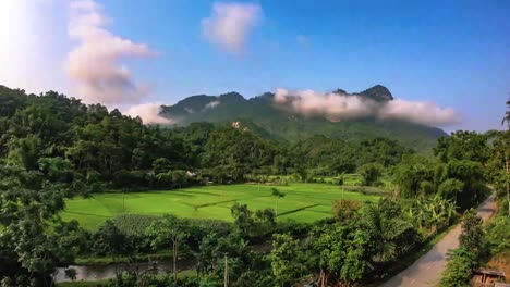 Lapso-De-Tiempo-De-Magníficas-Formaciones-De-Nubes-Que-Rodean-Las-Hermosas-Montañas-En-El-Norte-De-Vietnam-A-Lo-Largo-Del-Paso-Ma-Pi-Leng