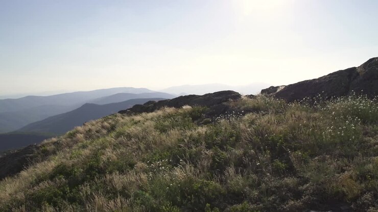 Zona de montaña al atardecer. El paisaje muestra colinas y valles bajo un cielo despejado. Perspectiva. Stara planina cerca de la ciudad de Sliven. Montes Balcanes
