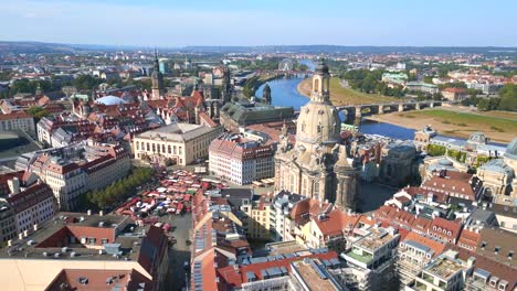 Increíble-Vista-Aérea-Superior-Vuelo-Neumarkt-Dresde-Ciudad-Mujeres-Iglesia-Frauenkirche-Ciudad-Ciudad-Alemania,-Verano-Soleado-Cielo-Azul-Día-23