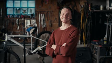 experto en reparación y mantenimiento de automóviles. servicio de automóviles experto con una sonrisa