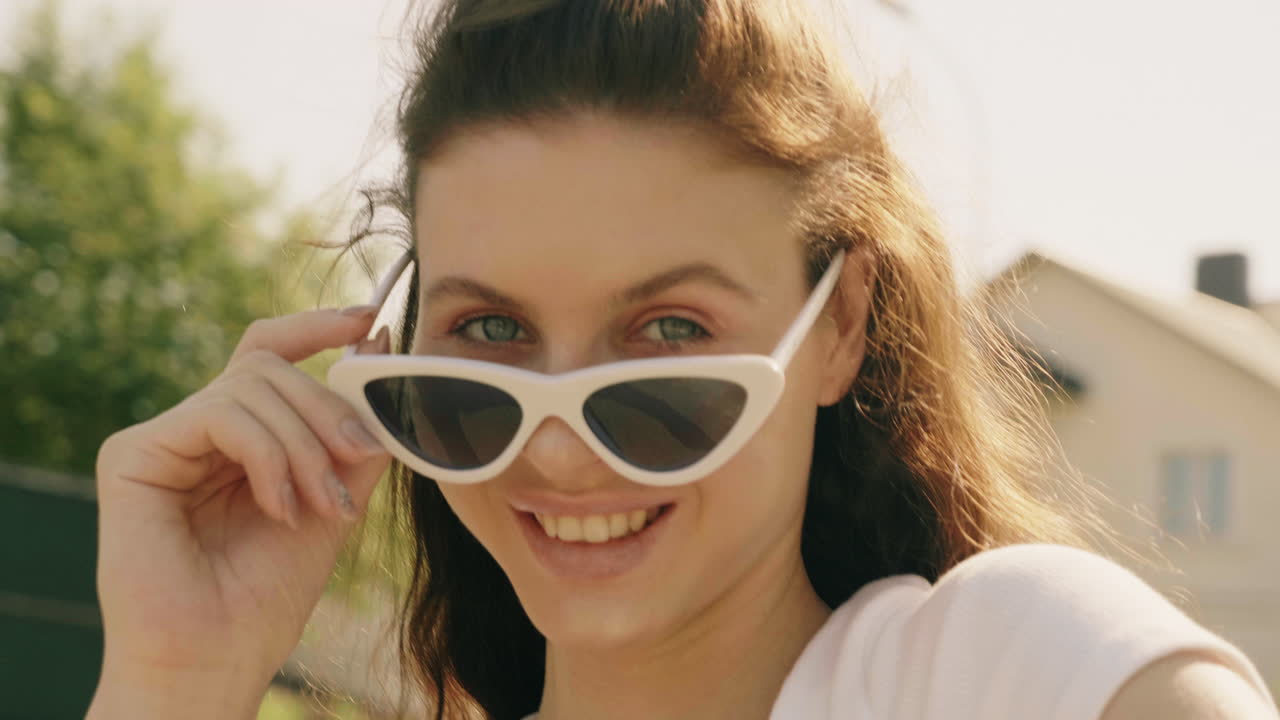 güneş gözlüğü takan kadın