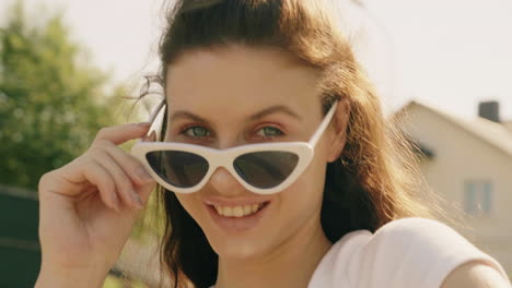 mujer con gafas de sol