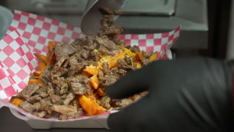 papas fritas con queso humeante con bistec a la parrilla - serie de camiones de comida