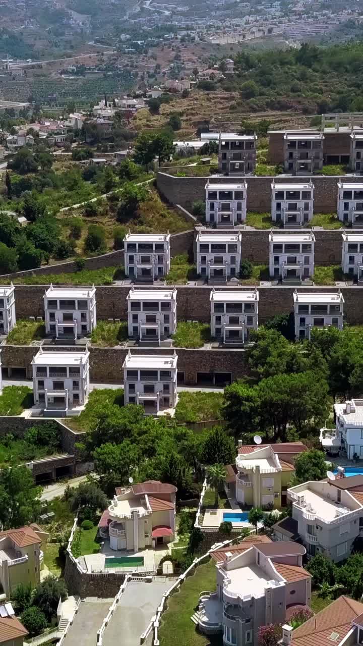 Vista aerea di un complesso residenziale su una collina