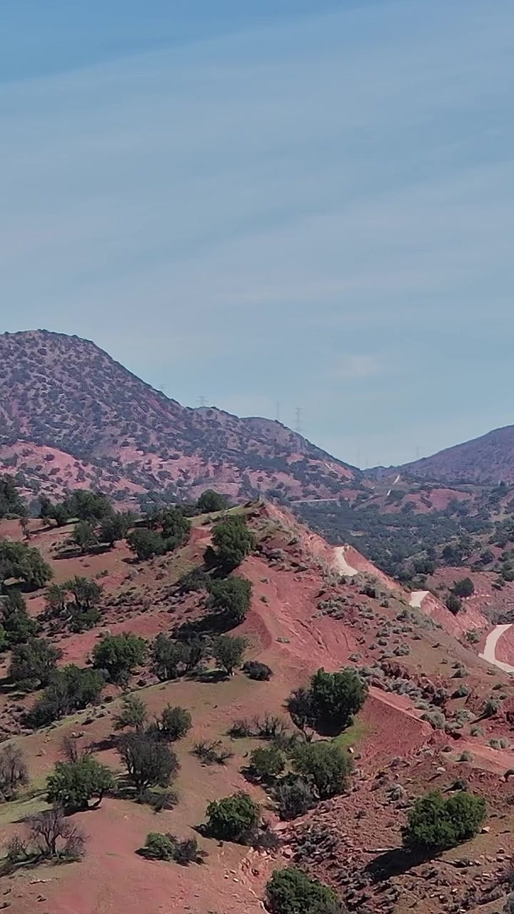 Vista aerea di montagne e strada in Marocco che mostra il paesaggio naturale.