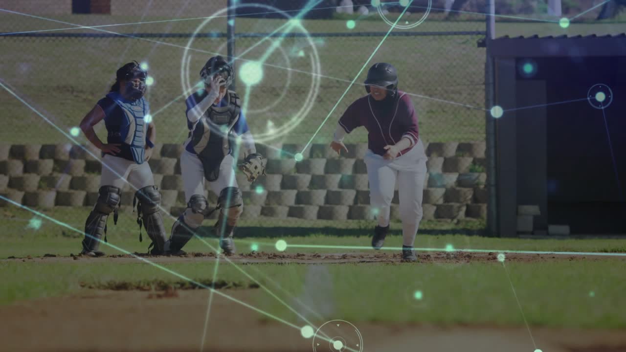 Battitore che colpisce la palla, corre verso la prima base mentre il ricevitore recupera la palla e un'interfaccia HUD sovrapposta traccia lo sport.