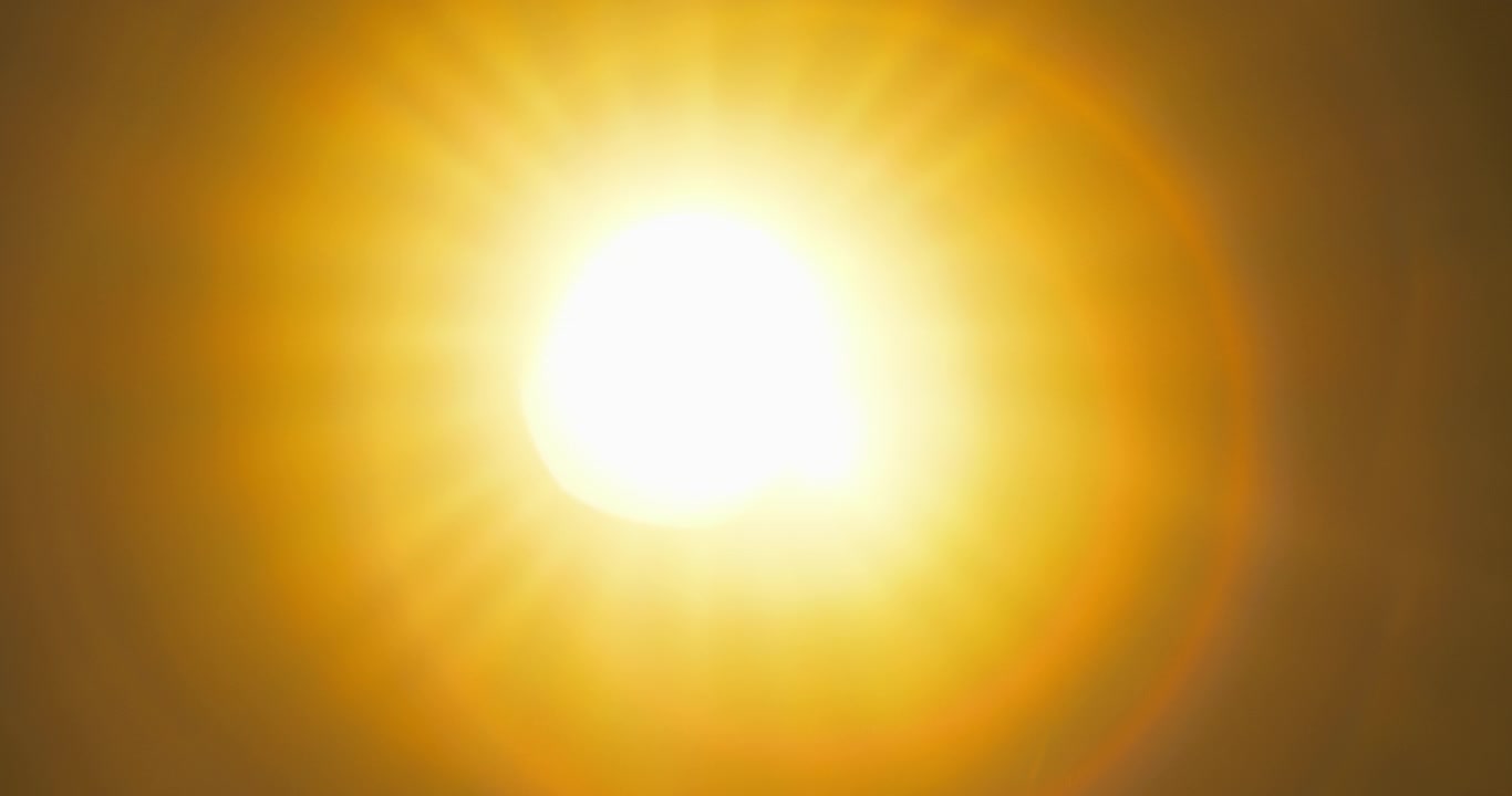 Perdita di luce che filtra attraverso l'obiettivo della fotocamera. Bagliore dell'obiettivo, raggi di sole, sfondo astratto.