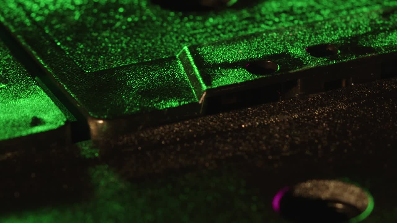 테이프의 매크로  ⁇  캐프스탄 구 ⁇   ⁇ 은 초록색, 분홍색 및 보라색으로 회전