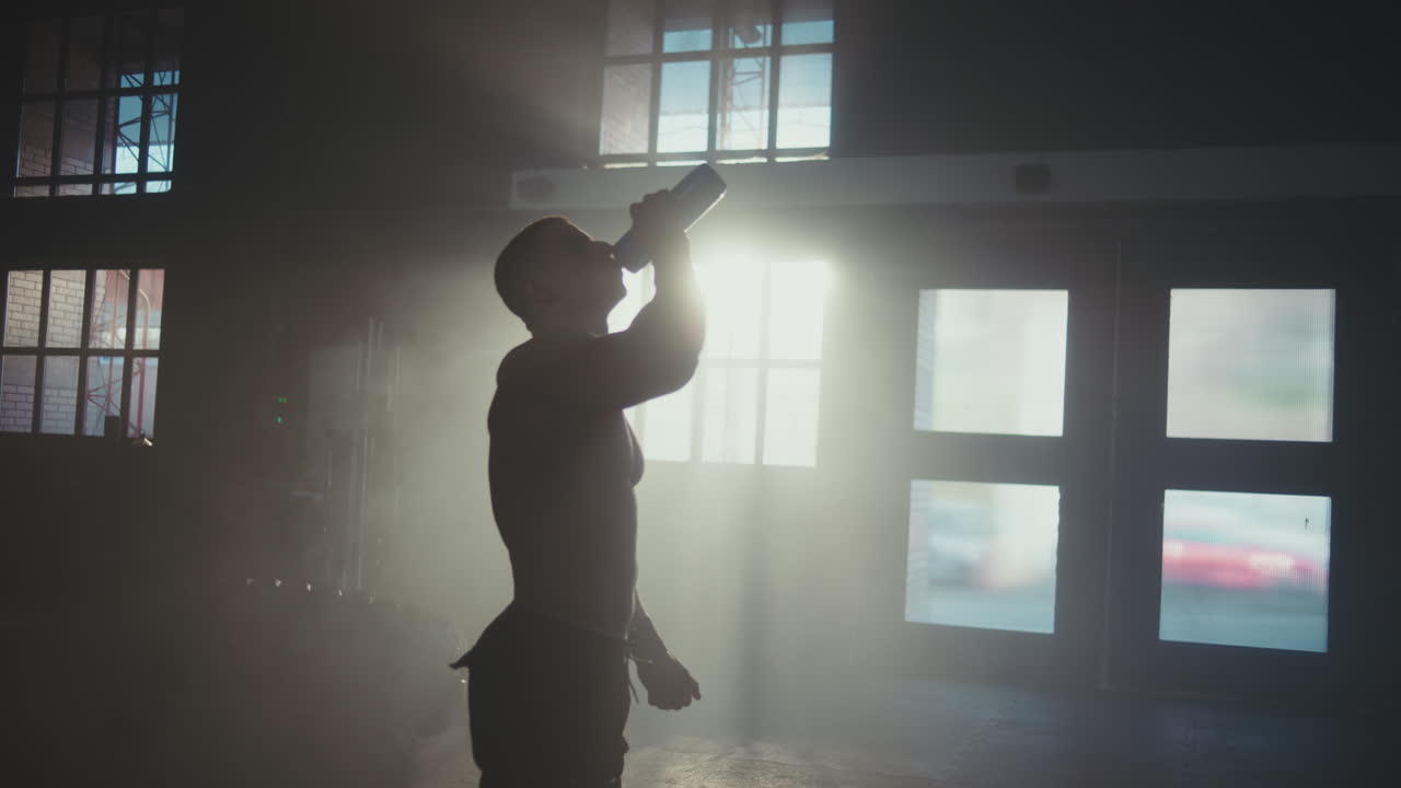 체육관에서 물을 마시는 남자