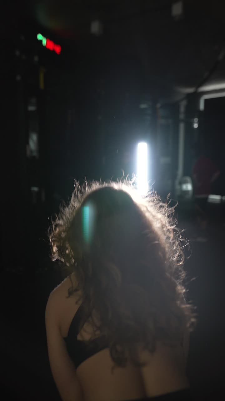 mujer en gimnasio oscuro