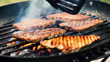bistec a la parrilla en una parrilla de carbón