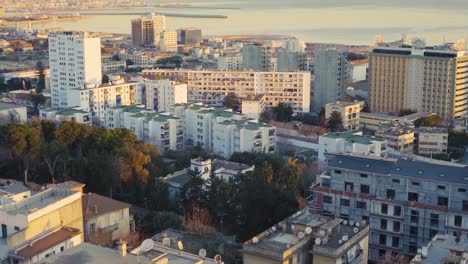 Panoramaaufnahme-Der-Stadt-Algier-Bei-Sonnenaufgang-Mit-Wunderschönen-Farben-Des-Himmels---Zeitlupe