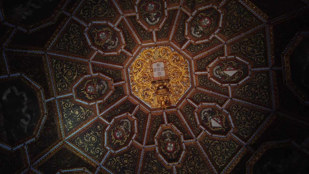 cúpula decorada dentro de la sala redonda