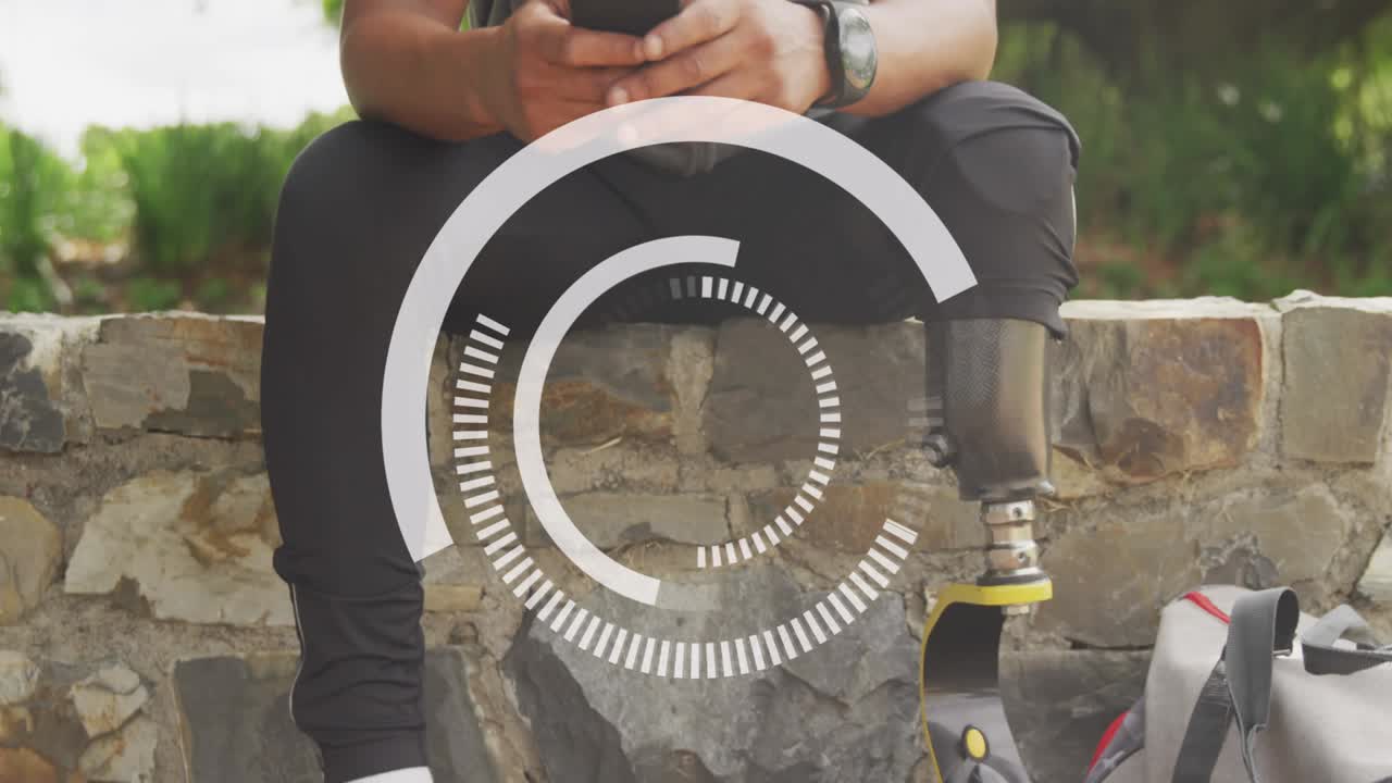 animación de un escáner circular giratorio sobre un atleta masculino con una pierna protésica utilizando un teléfono inteligente