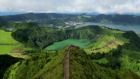 Los-Turistas-Caminan-Hasta-El-Mirador-De-Sete-Cidades-En-Las-Islas-Azores