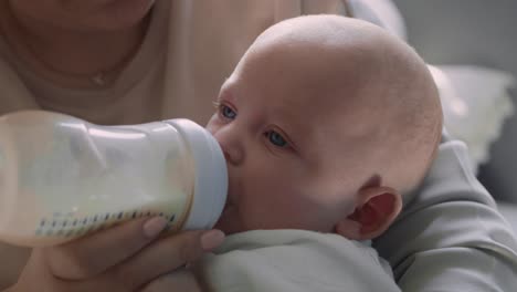 Mutter-Füttert-Baby-Mit-Einer-Flasche