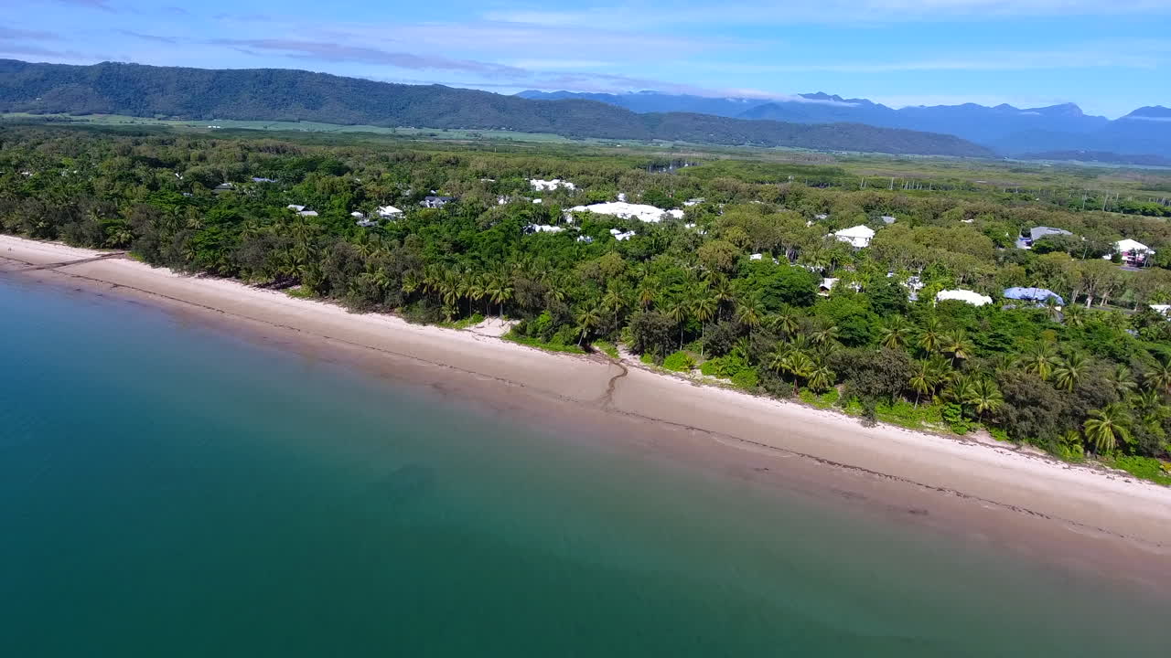 Spiaggia principale di Port Douglas con una panoramica cinematografica