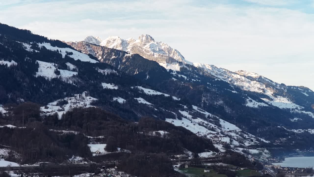 Kış güneşinde Churfirsten'in karlı dağ sırtları. İsviçre Walenstadt yakınlarındaki Walensee üzerinde havadan Alp manzarası