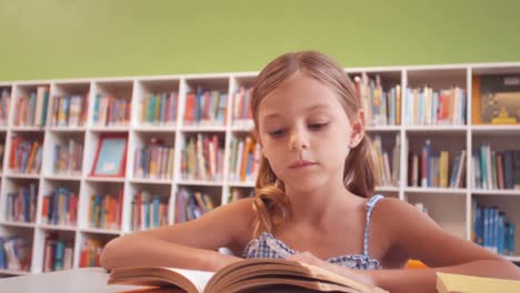 estudiante leyendo un libro en la biblioteca